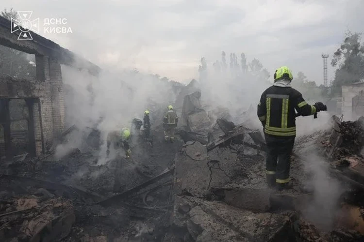 Зруйнований двоповерховий будинок у Пухівці після влучання п'яти безпілотників, робота рятувальників ДСНС на місці трагедії