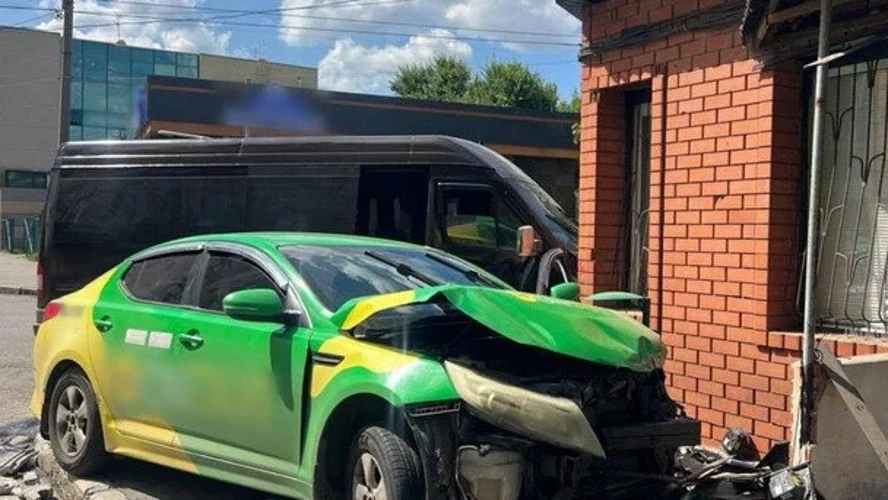 Місце аварії на трасі Дрогобич – Довголука за участю Skoda Octavia та автобуса I-VAN