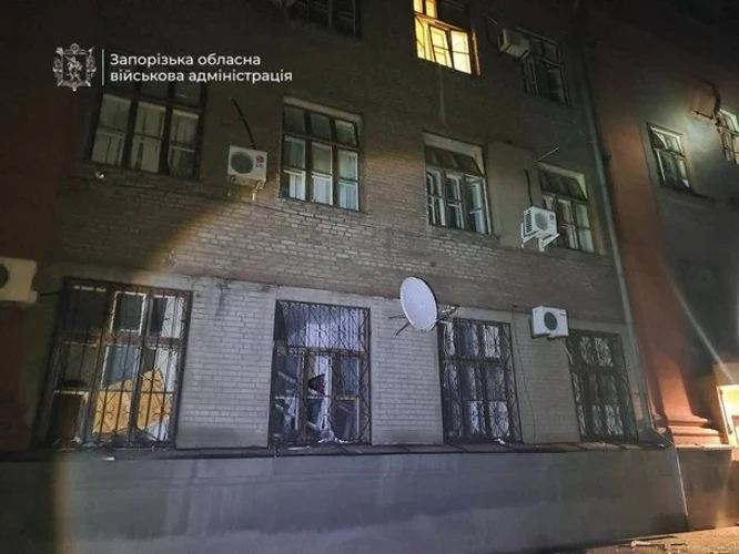 Удар по гаражному кооперативу в Запоріжжі: пожежа та пошкоджена будівля