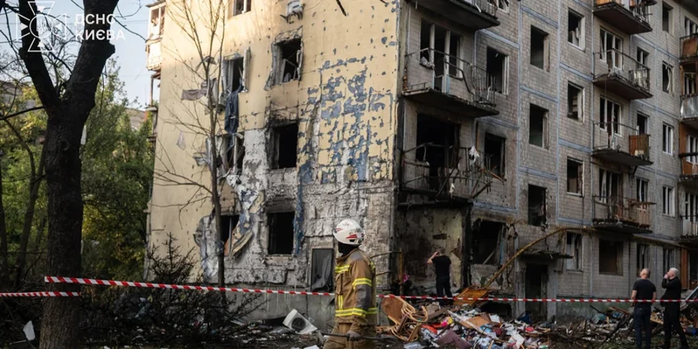 Рятувальники розбирають завали на місці удару в Києві вночі 1 серпня