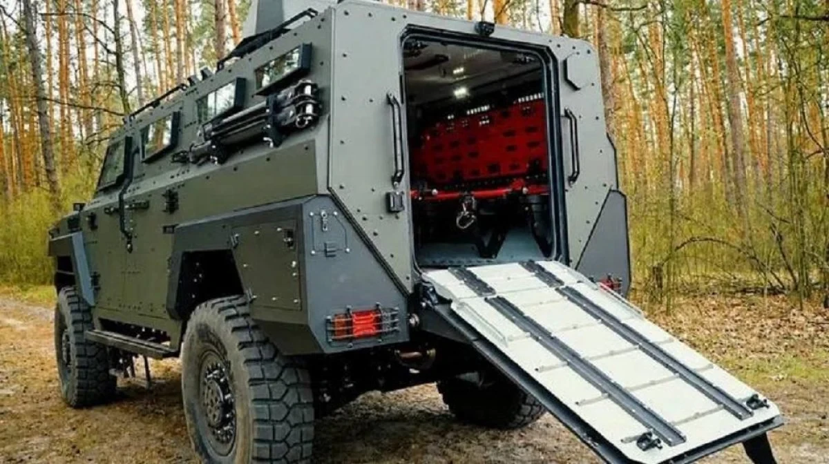 Броньована медична машина та наземний роботизований комплекс на полі бочу