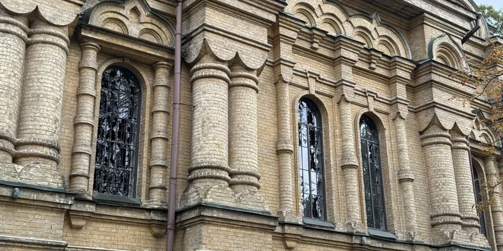У Києві через атаку РФ постраждав 120-річний Свято-Покровський храм на Пріорці