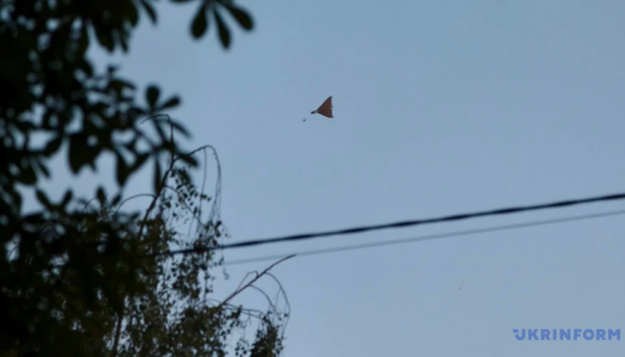 Загоряння на даху автозаправної станції у Дарницькому районі Києва внаслідок влучання російського безпілотника