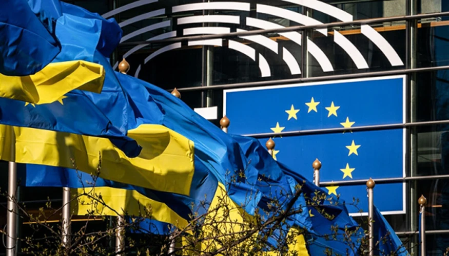 Логотип ЄС та символіка оборонної промисловості України — дрони і ракети