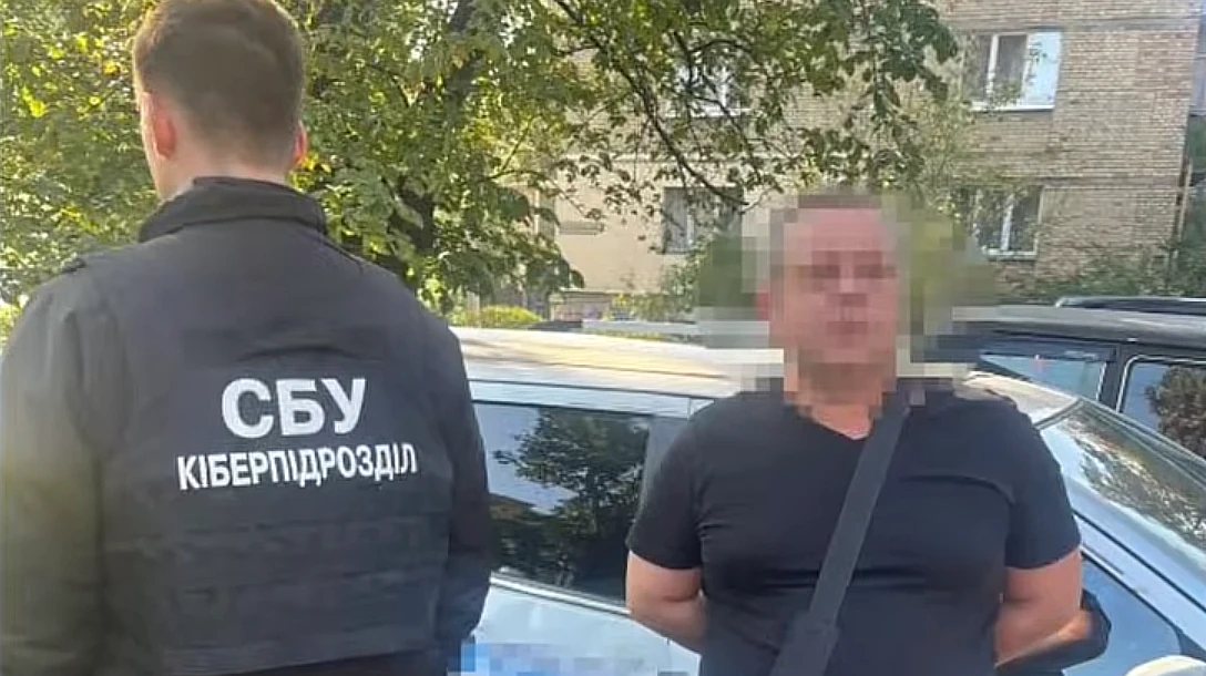 Підозрюваний киянин на тлі авто (скриншот з відео СБУ)